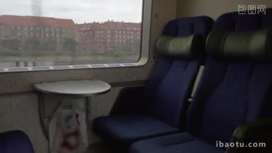 在<strong>穿过</strong>城市的火车上，空着舒适的座位和小桌子