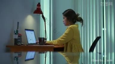年轻美丽的西班牙妇女洒咖啡在文件与笔记本电脑在家里<strong>工作</strong>的女孩学习到<strong>深夜</strong>