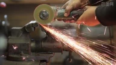 工人用圆锯夹在虎钳中<strong>切割金属</strong>轴，工人用研磨机<strong>切割金属</strong>，有许多尖锐的火花