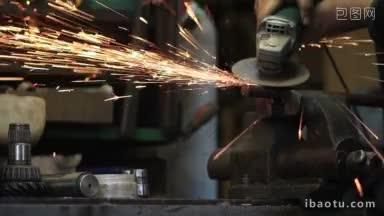 <strong>工人</strong>切割金属用金属研磨火花和散火花喷雾器切割金属