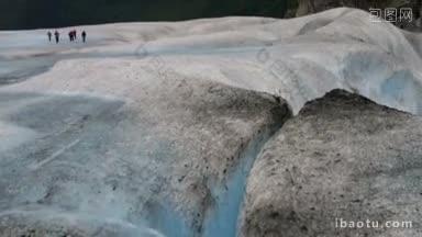 蒙登霍尔冰川覆盖着朱诺的蓝冰