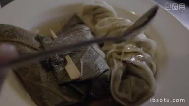 特写镜头是吃饺子和葡萄叶馅肉汤