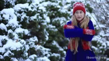 华丽的<strong>女人</strong>在温暖的冬天衣服温暖自己在下雪的冬天森林<strong>美丽</strong>的女孩戴着手套冻得瑟瑟发抖