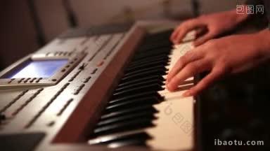 男子在俱乐部弹钢琴的<strong>中间</strong>部分特写音乐家的手在模糊的乐器背景上敲击键盘