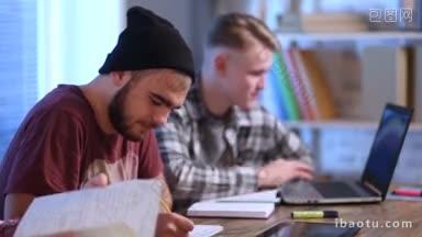 一群年轻的学生一起学习，准备考试在家里的桌子年轻的潮人胡子写作