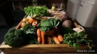 一套不同的绿色新鲜生<strong>蔬菜</strong>和水果在木制托盘<strong>烹饪</strong>健康食品近距离绿色沙拉