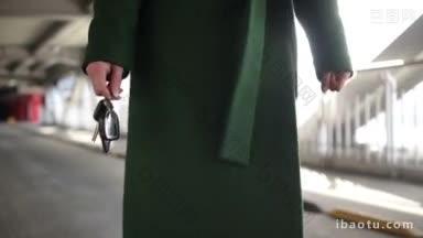 特写<strong>中间</strong>部分的女人在翠绿色的外套，车钥匙在手里走到车在覆盖