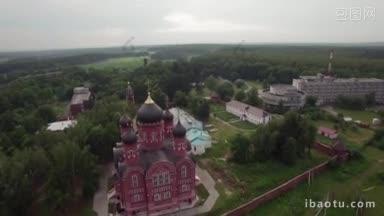 俄罗斯卢基诺村从上到下的红砖教堂的鸟瞰图