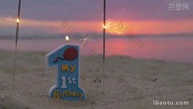 小男孩一岁生日时，海滩上燃烧的蜡烛和烟火的特写镜头
