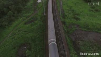 空中鸟瞰俄罗斯乡村两条不同方向的铁路和移动的货运和客运列车