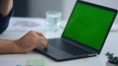男人。打字移动PC绿色屏幕业务男人。手冲浪互联网