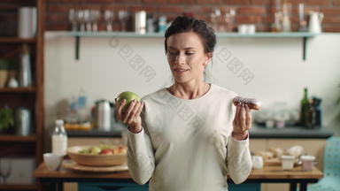 女人<strong>苹果</strong>eclair浅黑肤色的女人女孩吃美味的蛋糕<strong>首页</strong>