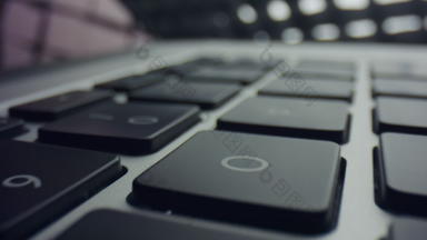 黑色的键盘灰色移动PC电脑现代移动PC电脑触控板