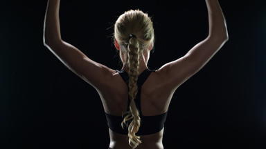 体育运动女人培训哑铃慢<strong>运动健身</strong>女孩锻炼