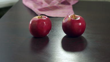 人类手把新鲜的苹果表格有机苹果新鲜的健康的水果