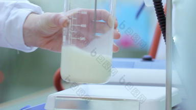 分析牛奶科学家把测量杯牛奶实验室设备