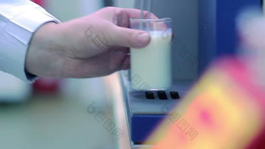 牛奶分析分析牛奶样本实验室设备现代设备