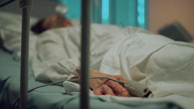 病人手移动手指医院床上特写镜头生病的人之后病房