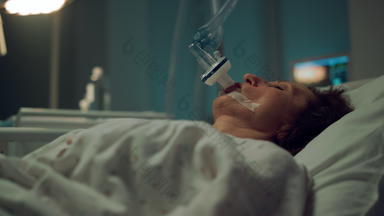 病人<strong>呼吸</strong>氧气面具医院特写镜头晚期生病了人诊所
