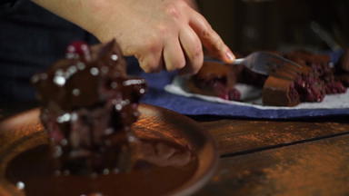 但品尝巧克力蛋糕巧克力蛋糕堆栈巧克力板