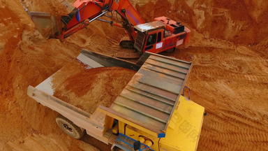 矿业挖掘机加载沙子自动倾卸车卡车沙子采石场挖掘机桶