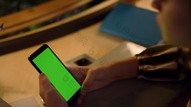 女人手绿色屏幕移动电话女孩触碰模型智能手机