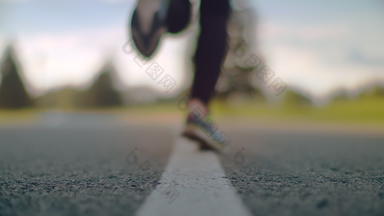 女人跑步者腿运动鞋行动路在户外马拉松运行鞋户外锻炼