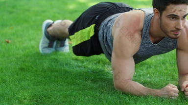 健身夫妇培训<strong>板材</strong>锻炼给完成夏天公园