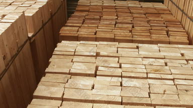 木董事会堆放货架上<strong>木材</strong>院子里准备好了出售木生材料