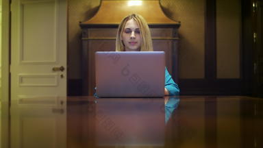 女人工作笔记本电脑坐着表格首页工作室