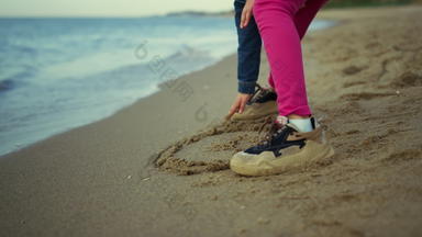 孩子站沙子海滩海自然女孩腿<strong>运动鞋</strong>玩在<strong>户外</strong>