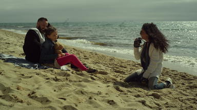 甜蜜的家庭享受photosession海滩<strong>沙子</strong>父孩子摆姿势<strong>图片</strong>海