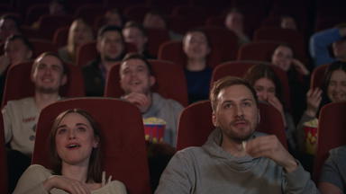 年轻的人看电影电影剧院电影人情感