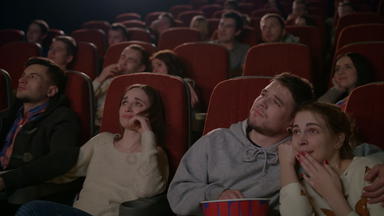 爱夫妻看<strong>电影电影</strong>年轻的夫妇拥抱<strong>电影</strong>剧院