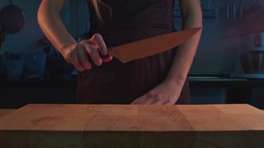 女人刀厨房刀杀死概念女人厨房刀