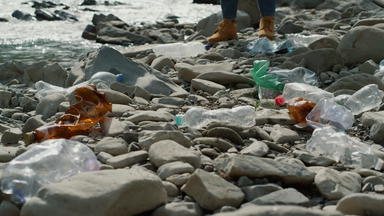 女人男人。走脏海岸河志愿者收集垃圾