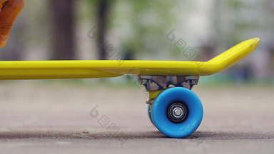 手指滑板概念手指骑大蓝色的黄色的滑板