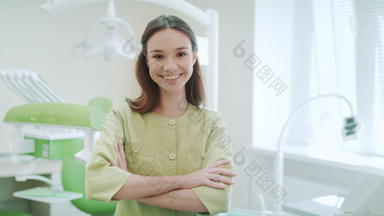微笑牙医牙科诊所室内肖像女人牙医