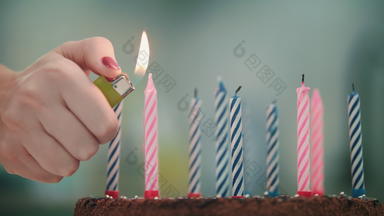女手燃烧<strong>蜡烛</strong>生日蛋糕快乐生日庆祝活动概念