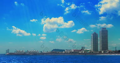 云摩天大楼海海岸间隔拍摄白色云蓝色的海