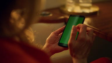 夫人绿色智能手机企业旅行特写镜头手滚动模型屏幕