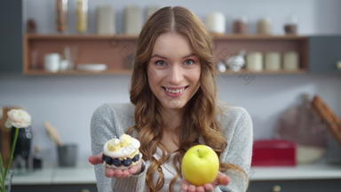 肖像有吸引力的女人选择蛋糕<strong>苹果首页</strong>厨房