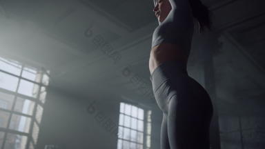 运动员<strong>伸展</strong>运动身体有氧运动锻炼肌肉发达的女人弯曲一边