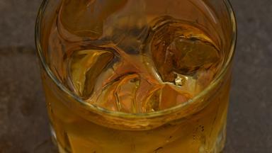 冰多维数据集自旋玻璃威士忌表格