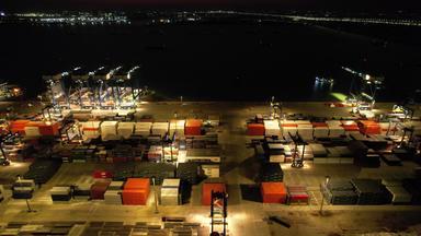 夜晚的集装箱港口码头航拍4k