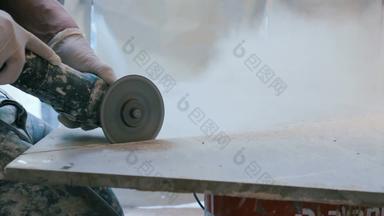 工人切割瓷砖角磨床建设网站