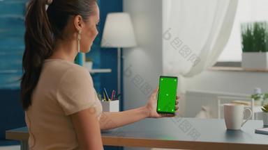 社会媒体女人持有触屏电话模拟绿色屏幕