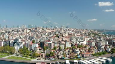 贝约格鲁伊斯坦布尔<strong>建立</strong>拍摄美丽的清晰的蓝色的天空加拉塔塔横跨博斯普鲁斯海峡水边慢空中幻灯片