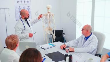 专家医生放射学指出人类骨架