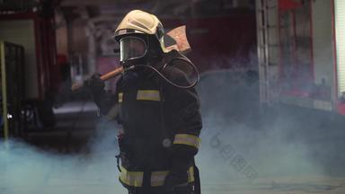 女消防队员肖像穿完整的设备氧气面具斧烟火卡车背景